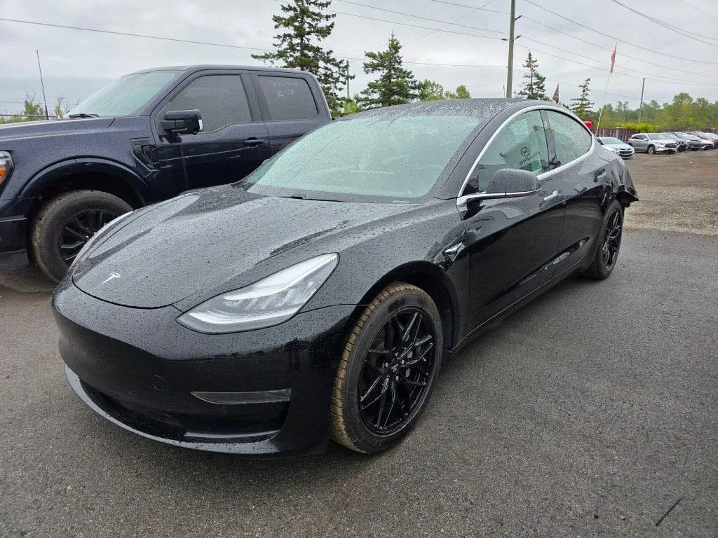 Tesla Model 3 — auto z Kanady